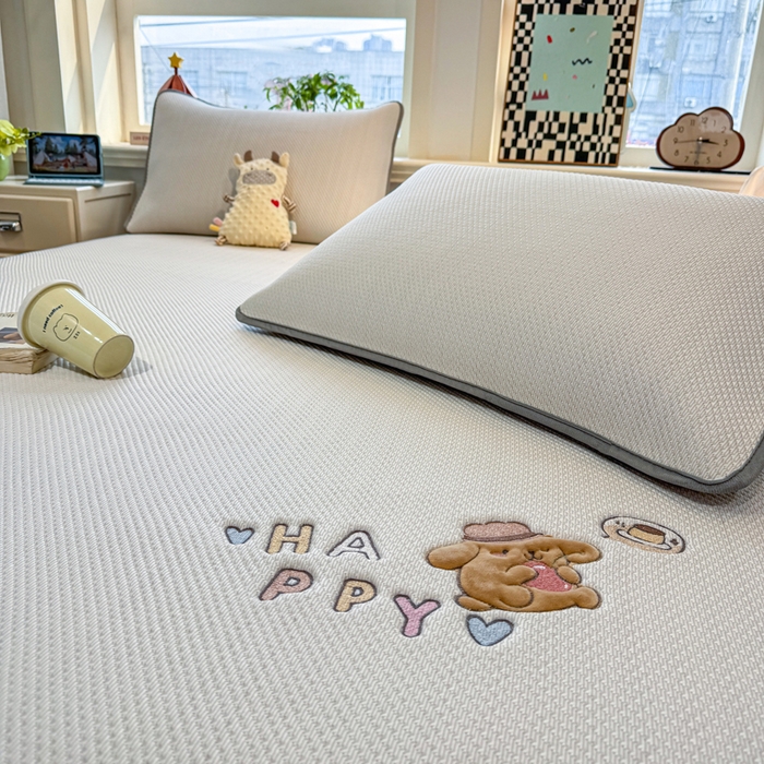 91家纺网 家纺一手货源 找家纺 耐思家纺 2026新款A类复合三明治PE凉感卡通刺绣Happy熊-床笠款 Happy熊-米色