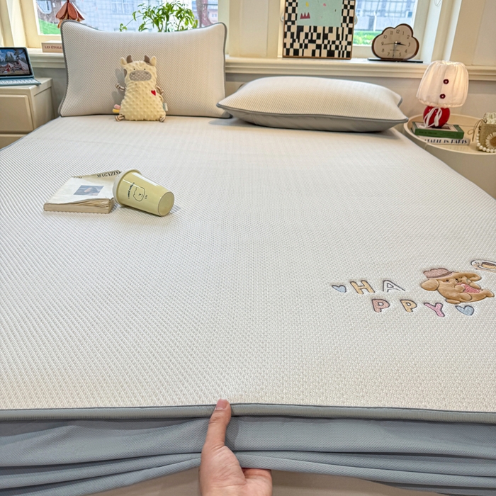91家纺网 家纺一手货源 找家纺 耐思家纺 2026新款A类复合三明治PE凉感卡通刺绣Happy熊-床笠款 Happy熊-米色