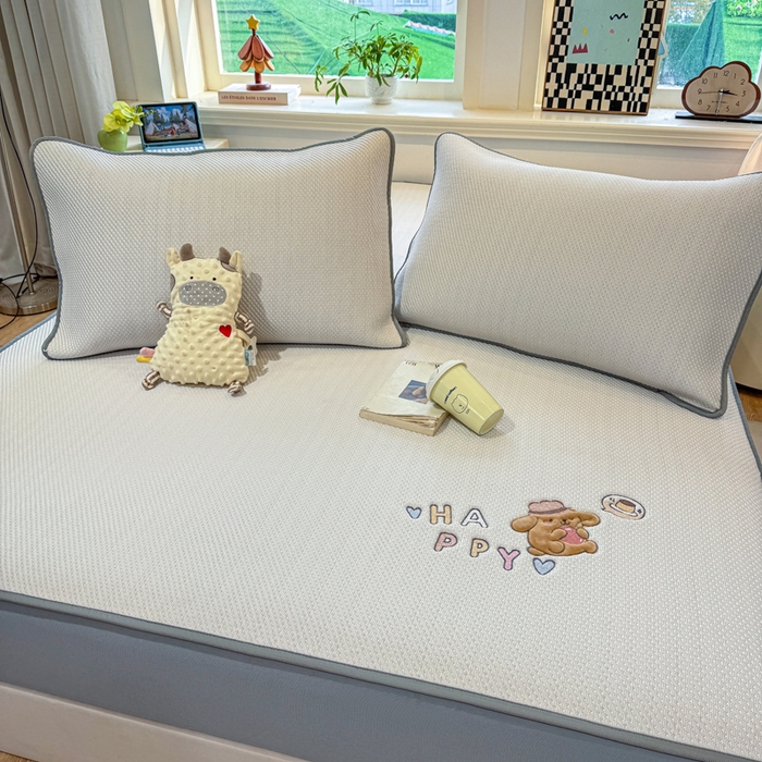91家纺网 家纺一手货源 找家纺 耐思家纺 2026新款A类复合三明治PE凉感卡通刺绣Happy熊-床笠款 Happy熊-米色