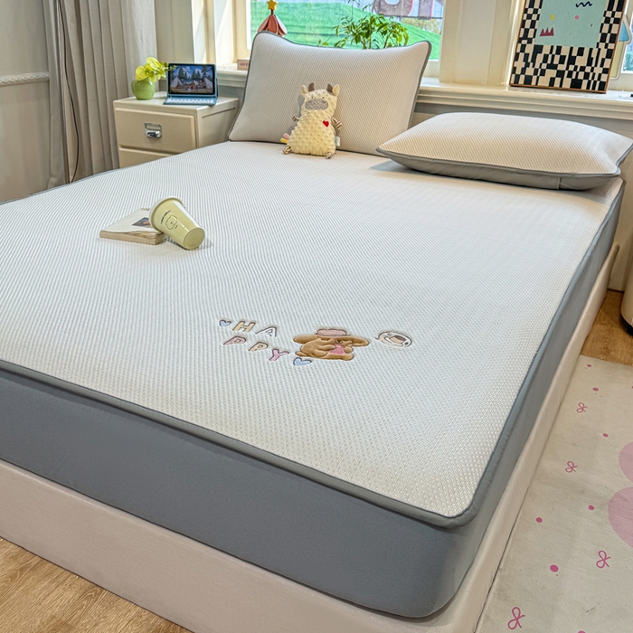 91家纺网 家纺一手货源 找家纺 耐思家纺 2026新款A类复合三明治PE凉感卡通刺绣Happy熊-床笠款 Happy熊-米色