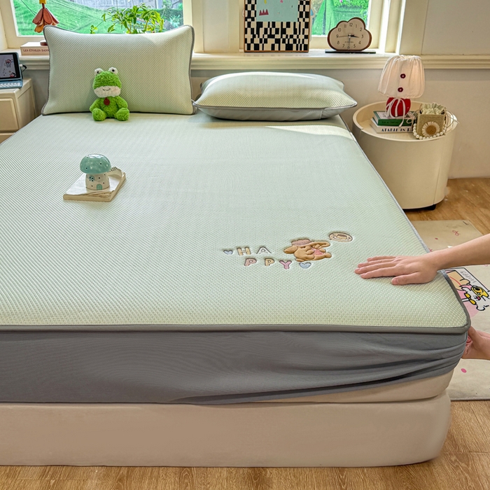 91家纺网 家纺一手货源 找家纺 耐思家纺 2026新款A类复合三明治PE凉感卡通刺绣Happy熊-床笠款 Happy熊-绿色