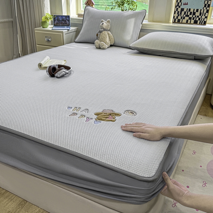 91家纺网 家纺一手货源 找家纺 耐思家纺 2026新款A类复合三明治PE凉感卡通刺绣Happy熊-床笠款 Happy熊-灰色