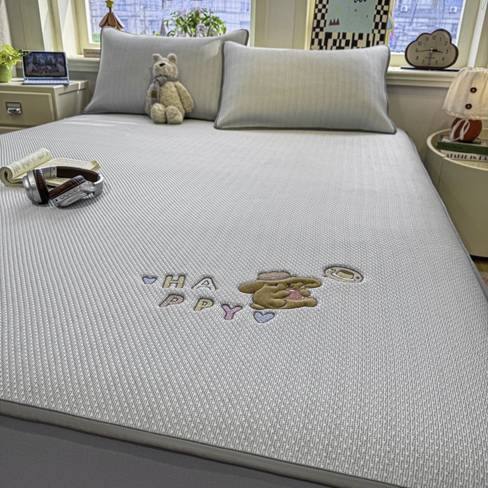 91家纺网 家纺一手货源 找家纺 耐思家纺 2026新款A类复合三明治PE凉感卡通刺绣Happy熊-床笠款 Happy熊-灰色