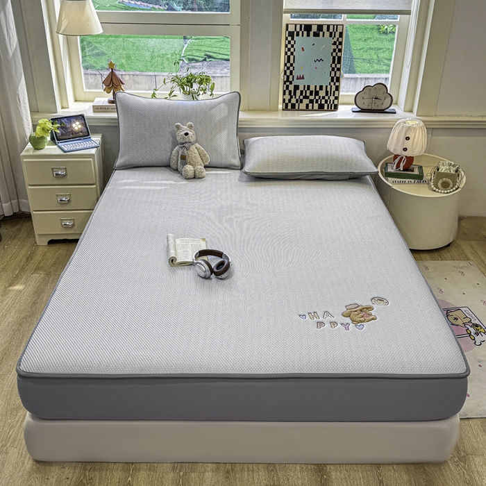 91家纺网 家纺一手货源 找家纺 耐思家纺 2026新款A类复合三明治PE凉感卡通刺绣Happy熊-床笠款 Happy熊-灰色