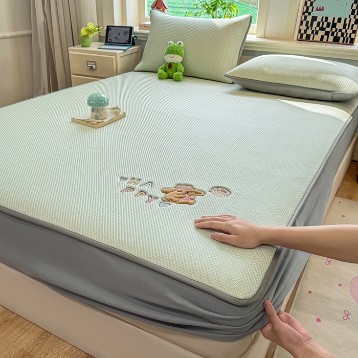 91家纺网 家纺一手货源 找家纺 耐思家纺 2026新款A类复合三明治PE凉感卡通刺绣Happy熊-床笠款 Happy熊-绿色