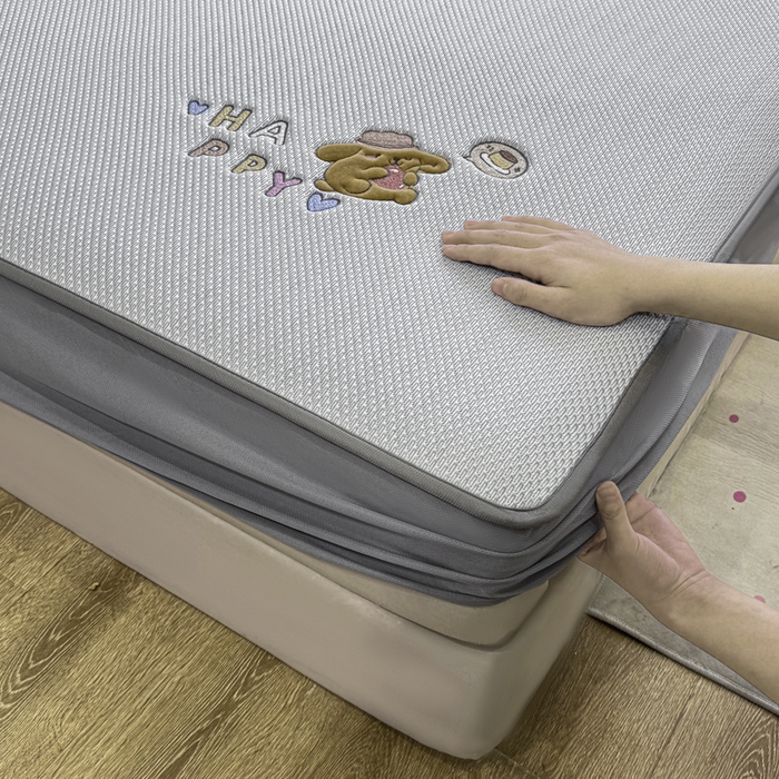 91家纺网 家纺一手货源 找家纺 耐思家纺 2026新款A类复合三明治PE凉感卡通刺绣Happy熊-床笠款 Happy熊-灰色