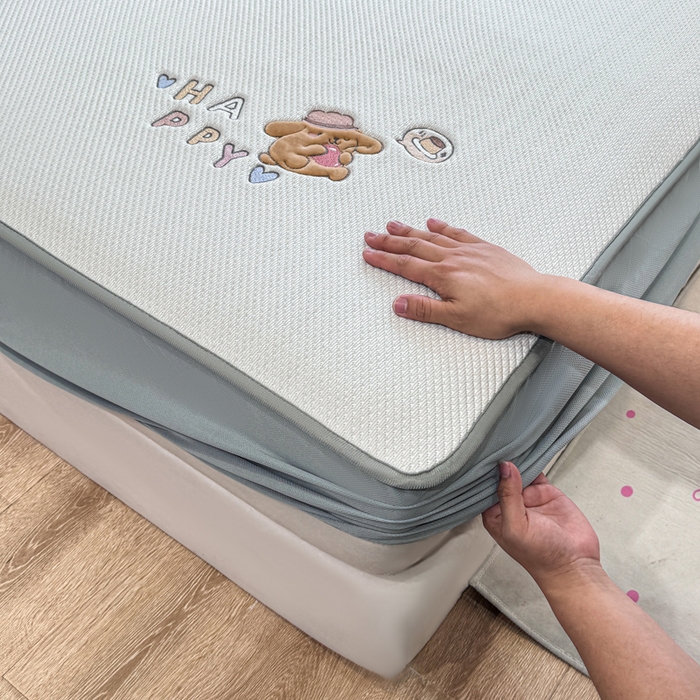 91家纺网 家纺一手货源 找家纺 耐思家纺 2026新款A类复合三明治PE凉感卡通刺绣Happy熊-床笠款 Happy熊-米色