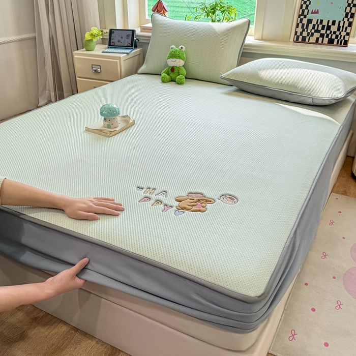 91家纺网 家纺一手货源 找家纺 耐思家纺 2026新款A类复合三明治PE凉感卡通刺绣Happy熊-床笠款 Happy熊-绿色