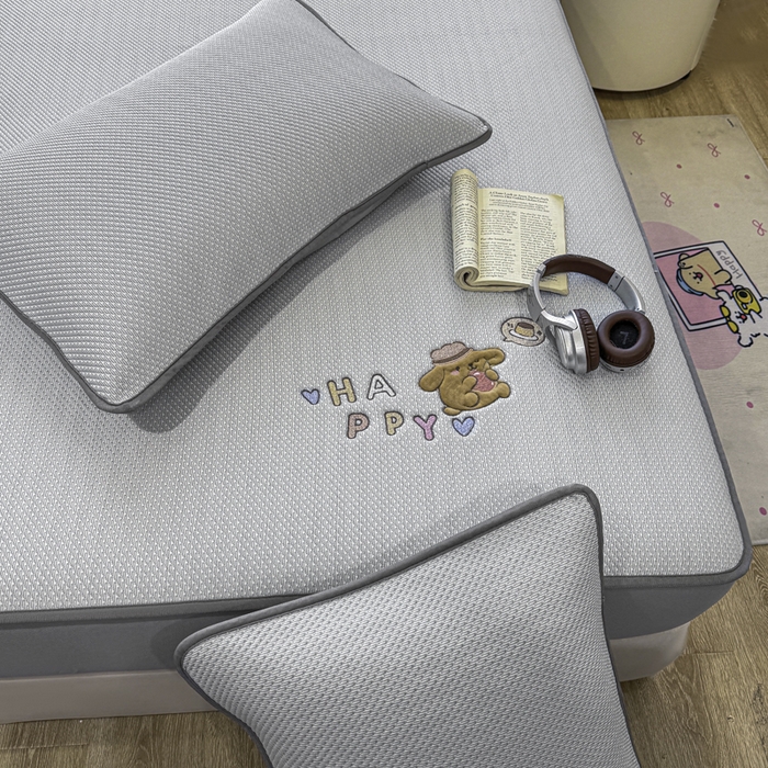 91家纺网 家纺一手货源 找家纺 耐思家纺 2026新款A类复合三明治PE凉感卡通刺绣Happy熊-床笠款 Happy熊-灰色