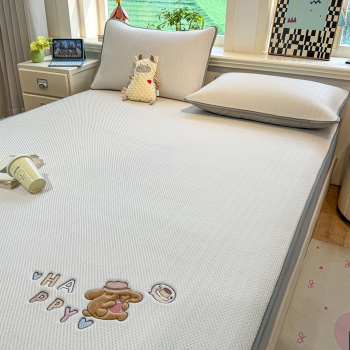 91家纺网 家纺一手货源 找家纺 耐思家纺 2026新款A类复合三明治PE凉感卡通刺绣Happy熊-床笠款 Happy熊-米色