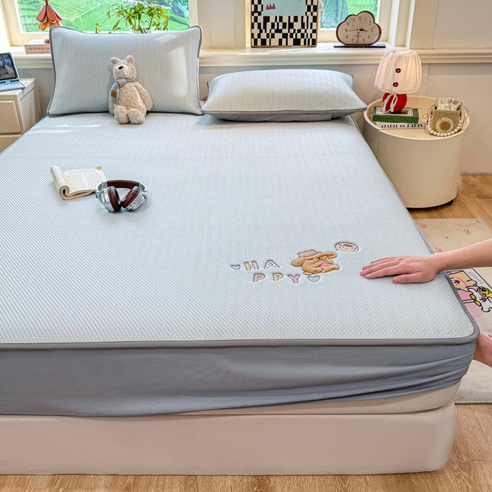 91家纺网 家纺一手货源 找家纺 耐思家纺 2026新款A类复合三明治PE凉感卡通刺绣Happy熊-床笠款 Happy熊-蓝色