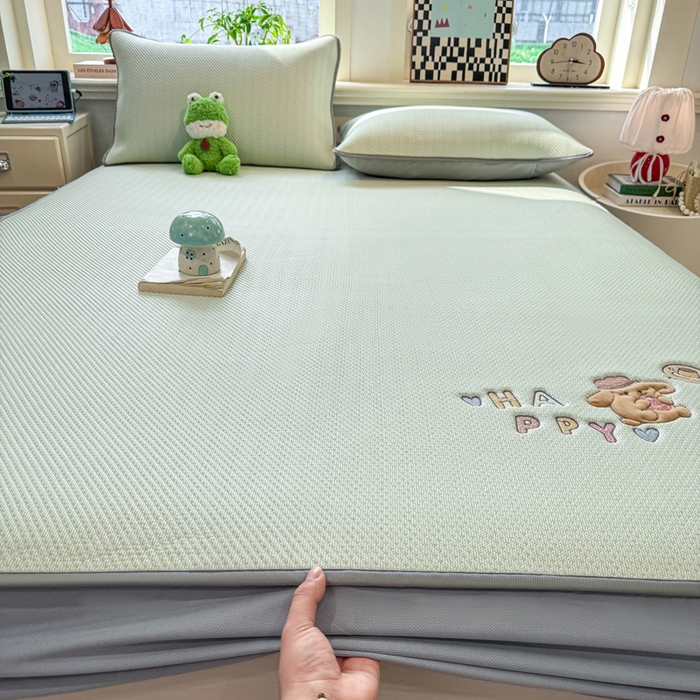 91家纺网 家纺一手货源 找家纺 耐思家纺 2026新款A类复合三明治PE凉感卡通刺绣Happy熊-床笠款 Happy熊-绿色