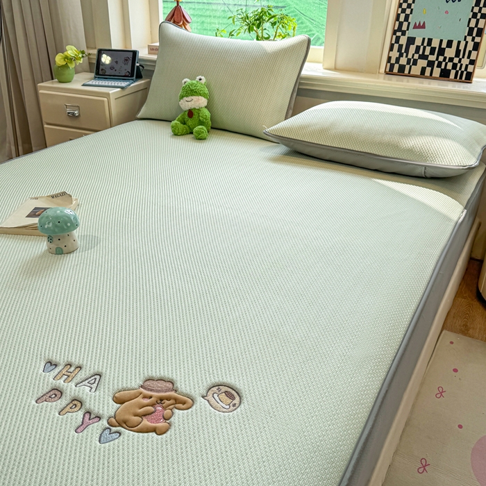 91家纺网 家纺一手货源 找家纺 耐思家纺 2026新款A类复合三明治PE凉感卡通刺绣Happy熊-床笠款 Happy熊-绿色