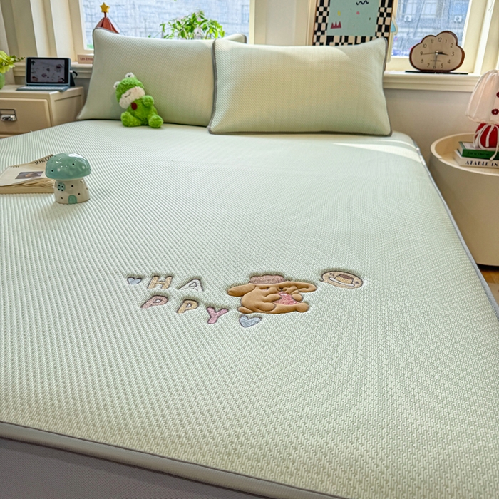 91家纺网 家纺一手货源 找家纺 耐思家纺 2026新款A类复合三明治PE凉感卡通刺绣Happy熊-床笠款 Happy熊-绿色