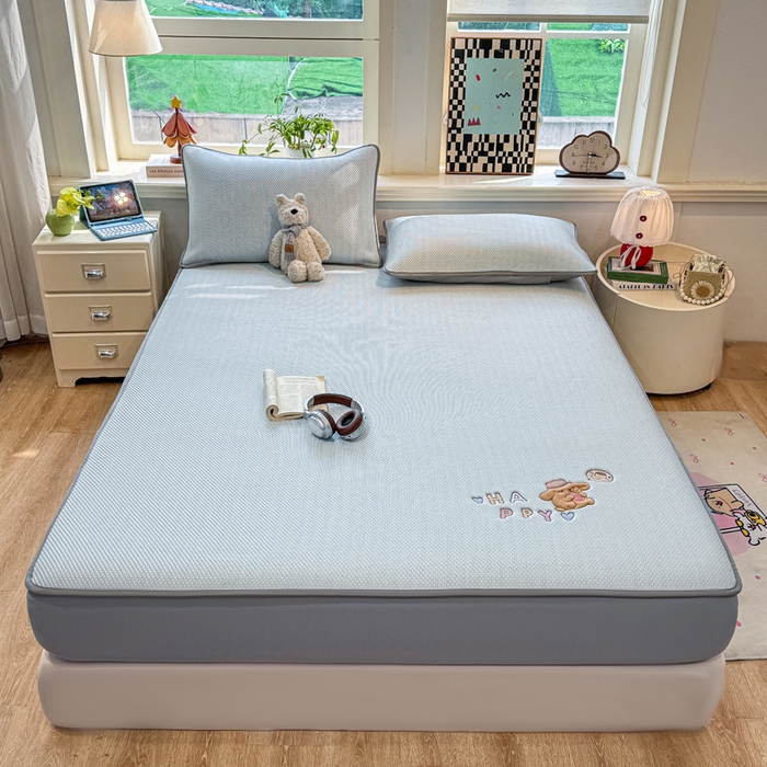 91家纺网 家纺一手货源 找家纺 耐思家纺 2026新款A类复合三明治PE凉感卡通刺绣Happy熊-床笠款 Happy熊-蓝色