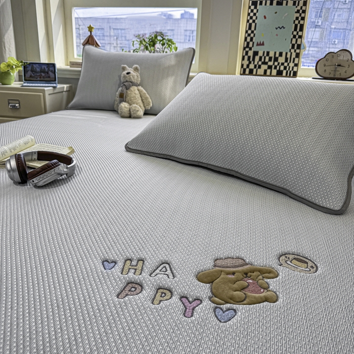 91家纺网 家纺一手货源 找家纺 耐思家纺 2026新款A类复合三明治PE凉感卡通刺绣Happy熊-床笠款 Happy熊-灰色
