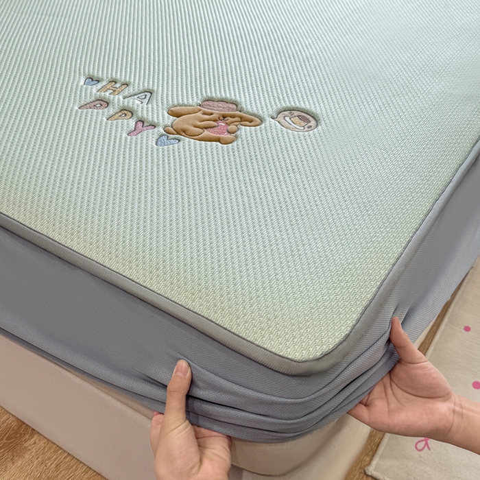 91家纺网 家纺一手货源 找家纺 耐思家纺 2026新款A类复合三明治PE凉感卡通刺绣Happy熊-床笠款 Happy熊-绿色