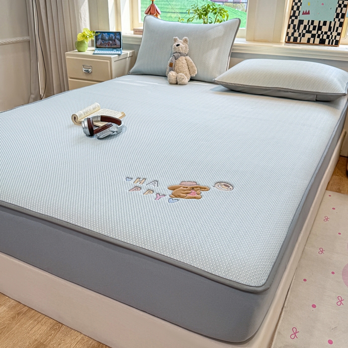 91家纺网 家纺一手货源 找家纺 耐思家纺 2026新款A类复合三明治PE凉感卡通刺绣Happy熊-床笠款 Happy熊-蓝色