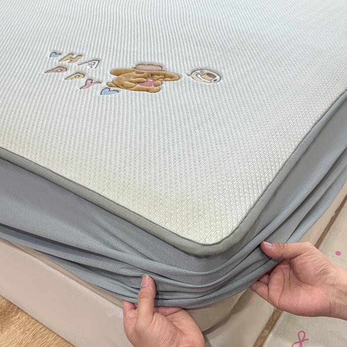 91家纺网 家纺一手货源 找家纺 耐思家纺 2026新款A类复合三明治PE凉感卡通刺绣Happy熊-床笠款 Happy熊-米色