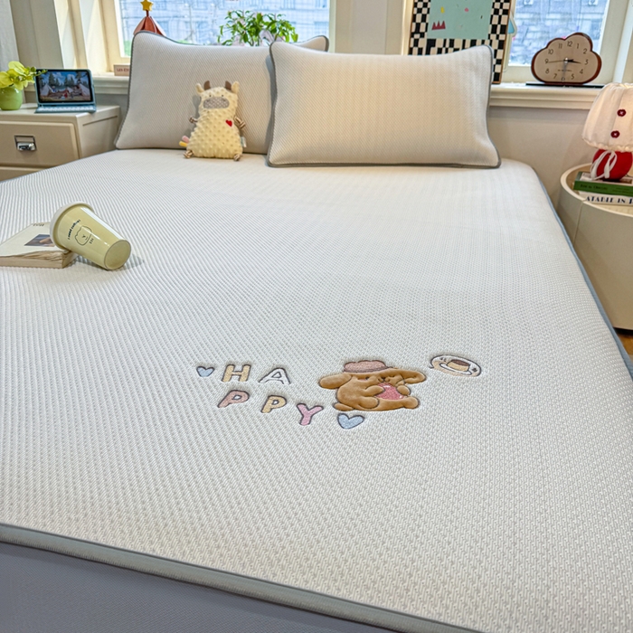 91家纺网 家纺一手货源 找家纺 耐思家纺 2026新款A类复合三明治PE凉感卡通刺绣Happy熊-床笠款 Happy熊-米色