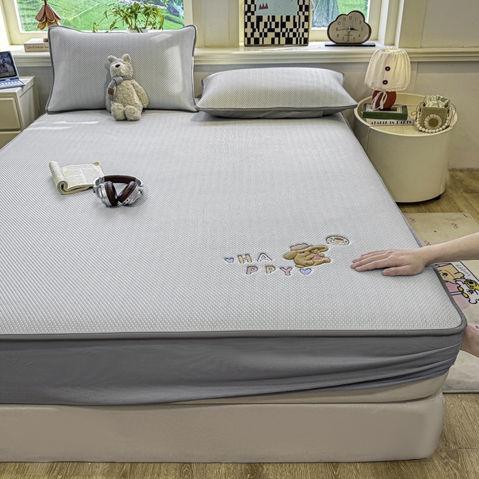 91家纺网 家纺一手货源 找家纺 耐思家纺 2026新款A类复合三明治PE凉感卡通刺绣Happy熊-床笠款 Happy熊-灰色