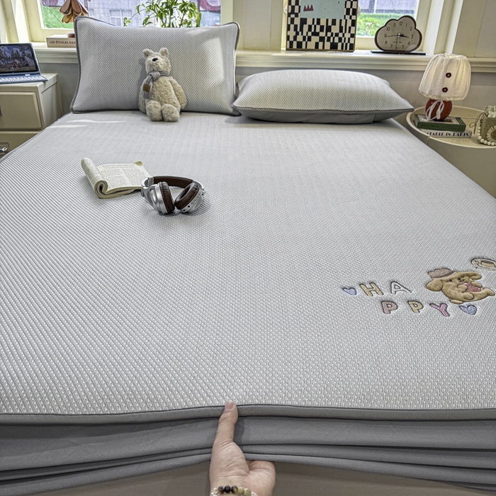 91家纺网 家纺一手货源 找家纺 耐思家纺 2026新款A类复合三明治PE凉感卡通刺绣Happy熊-床笠款 Happy熊-灰色