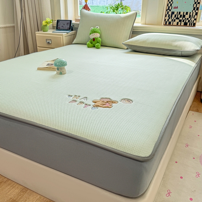 91家纺网 家纺一手货源 找家纺 耐思家纺 2026新款A类复合三明治PE凉感卡通刺绣Happy熊-床笠款 Happy熊-绿色