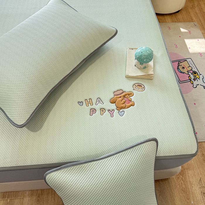 91家纺网 家纺一手货源 找家纺 耐思家纺 2026新款A类复合三明治PE凉感卡通刺绣Happy熊-床笠款 Happy熊-绿色