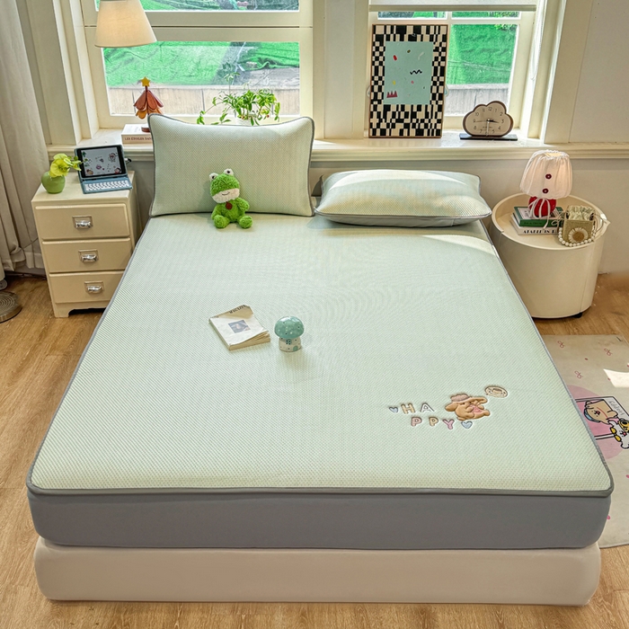 91家纺网 家纺一手货源 找家纺 耐思家纺 2026新款A类复合三明治PE凉感卡通刺绣Happy熊-床笠款 Happy熊-绿色