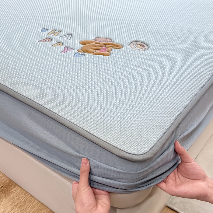 91家纺网 家纺一手货源 找家纺 耐思家纺 2026新款A类复合三明治PE凉感卡通刺绣Happy熊-床笠款 Happy熊-蓝色