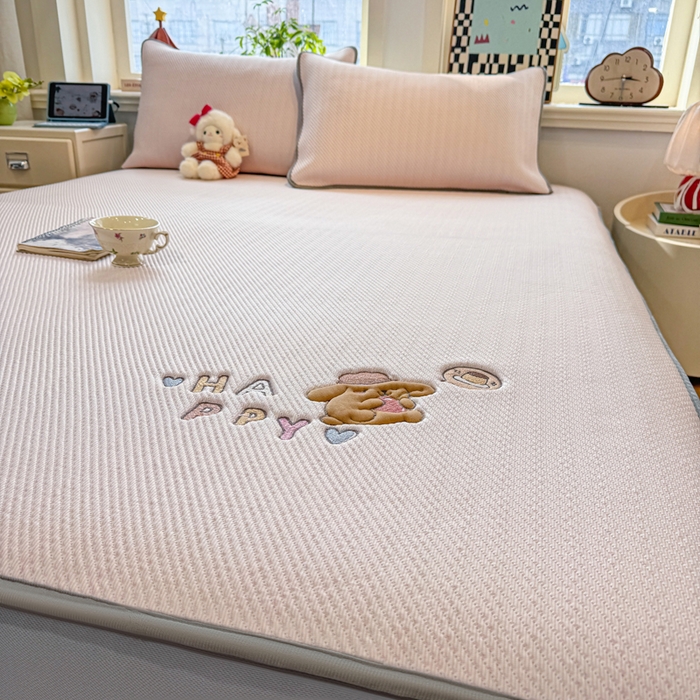 91家纺网 家纺一手货源 找家纺 耐思家纺 2026新款A类复合三明治PE凉感卡通刺绣Happy熊-床笠款 Happy熊-粉色