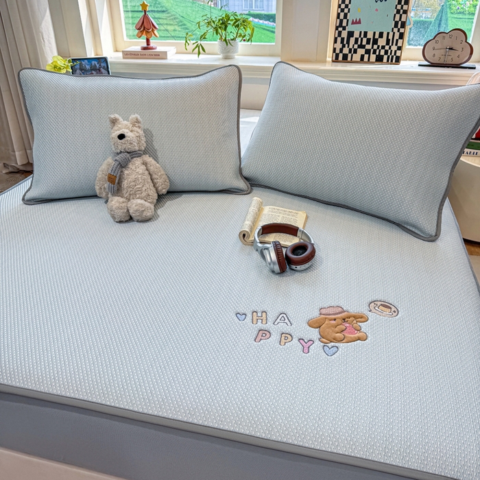 91家纺网 家纺一手货源 找家纺 耐思家纺 2026新款A类复合三明治PE凉感卡通刺绣Happy熊-床笠款 Happy熊-蓝色