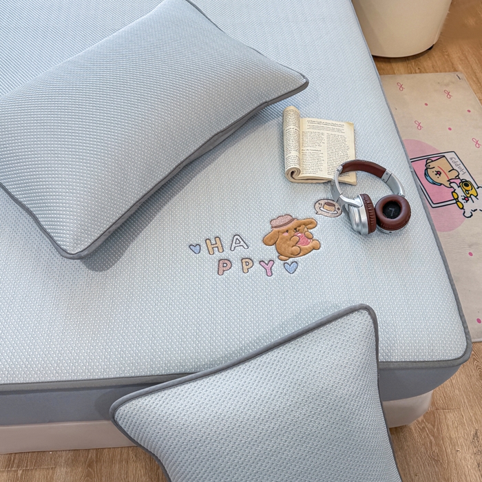 91家纺网 家纺一手货源 找家纺 耐思家纺 2026新款A类复合三明治PE凉感卡通刺绣Happy熊-床笠款 Happy熊-蓝色