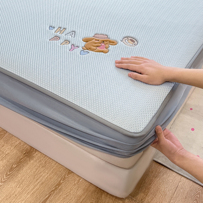 91家纺网 家纺一手货源 找家纺 耐思家纺 2026新款A类复合三明治PE凉感卡通刺绣Happy熊-床笠款 Happy熊-蓝色