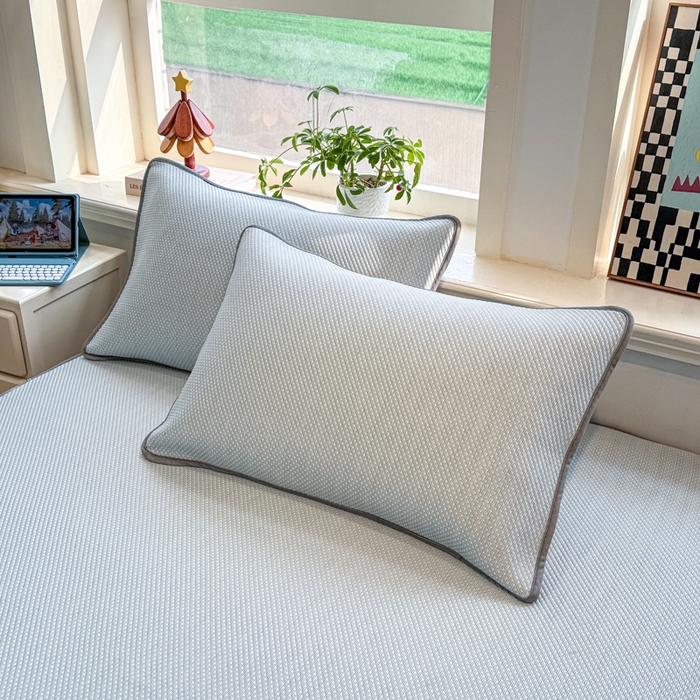 91家纺网 家纺一手货源 找家纺 耐思家纺 2026新款A类复合三明治PE凉感卡通刺绣Happy熊-床笠款 Happy熊-蓝色