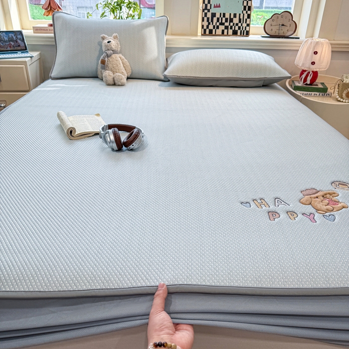 91家纺网 家纺一手货源 找家纺 耐思家纺 2026新款A类复合三明治PE凉感卡通刺绣Happy熊-床笠款 Happy熊-蓝色