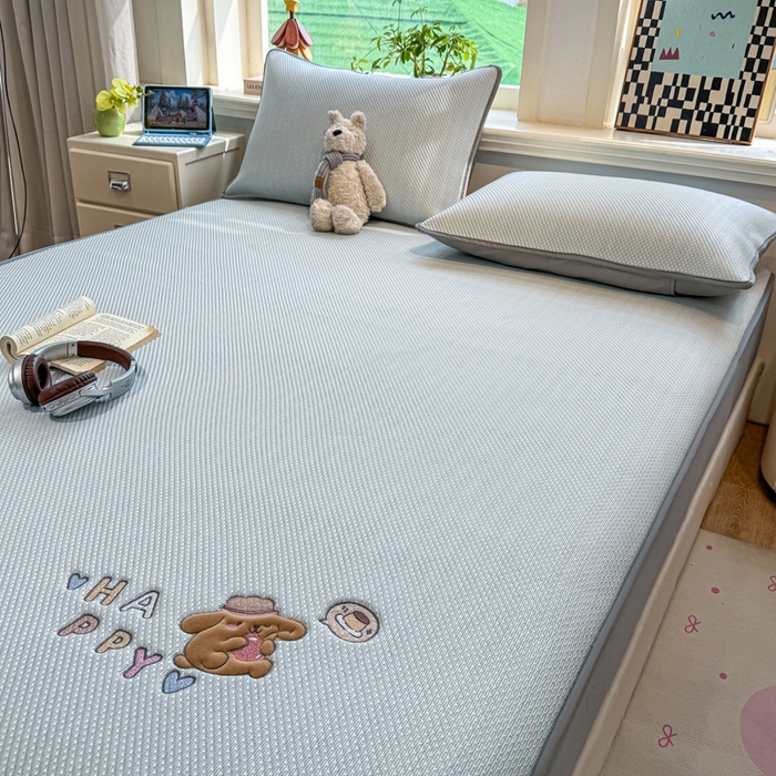 91家纺网 家纺一手货源 找家纺 耐思家纺 2026新款A类复合三明治PE凉感卡通刺绣Happy熊-床笠款 Happy熊-蓝色