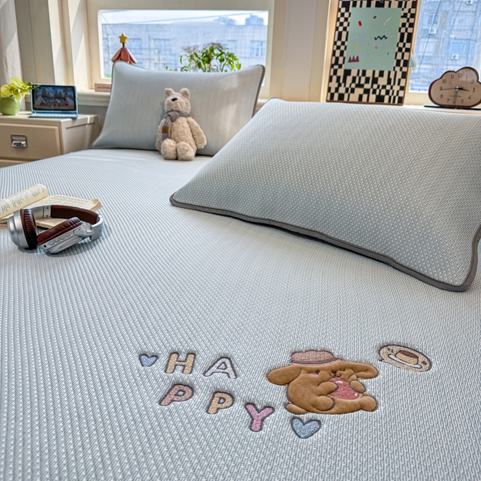 91家纺网 家纺一手货源 找家纺 耐思家纺 2026新款A类复合三明治PE凉感卡通刺绣Happy熊-床笠款 Happy熊-蓝色