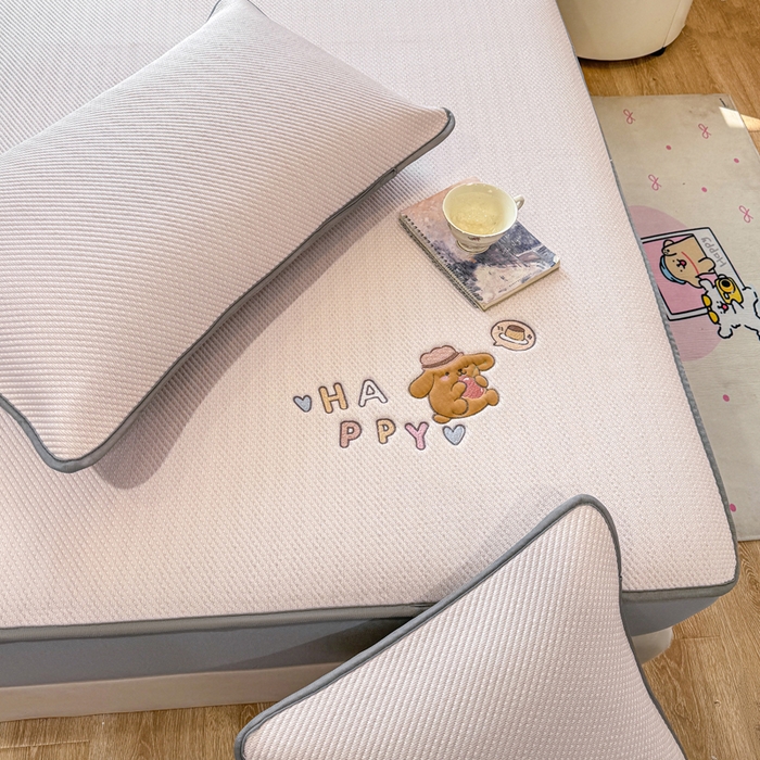 91家纺网 家纺一手货源 找家纺 耐思家纺 2026新款A类复合三明治PE凉感卡通刺绣Happy熊-床笠款 Happy熊-粉色