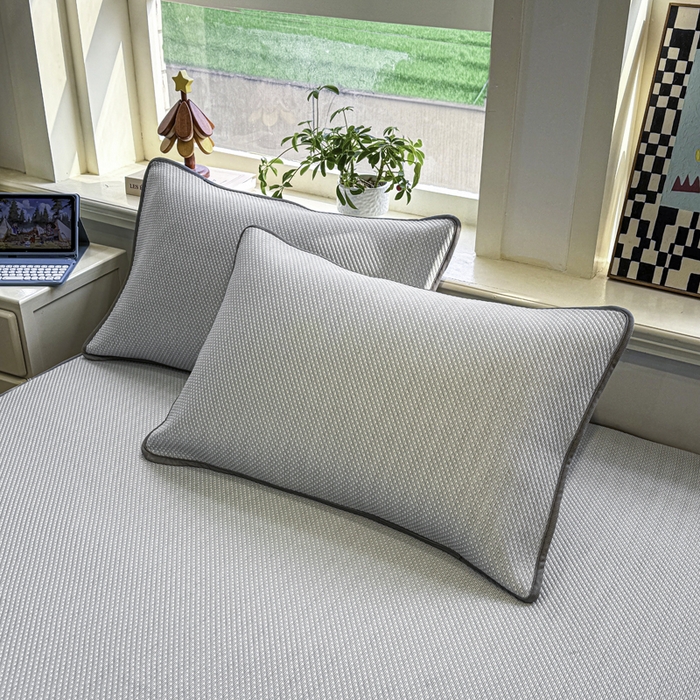 91家纺网 家纺一手货源 找家纺 耐思家纺 2026新款A类复合三明治PE凉感卡通刺绣Happy熊-床笠款 Happy熊-灰色