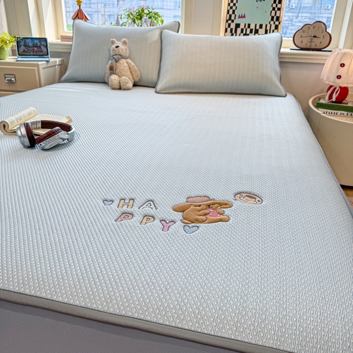 91家纺网 家纺一手货源 找家纺 耐思家纺 2026新款A类复合三明治PE凉感卡通刺绣Happy熊-床笠款 Happy熊-蓝色