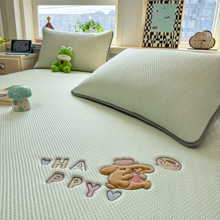 91家纺网 家纺一手货源 找家纺 耐思家纺 2026新款A类复合三明治PE凉感卡通刺绣Happy熊-床笠款 Happy熊-绿色