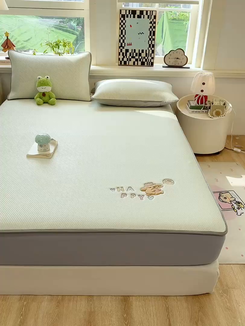 91家纺网 家纺一手货源 找家纺 耐思家纺 2026新款A类复合三明治PE凉感卡通刺绣Happy熊-床笠款 Happy熊-绿色