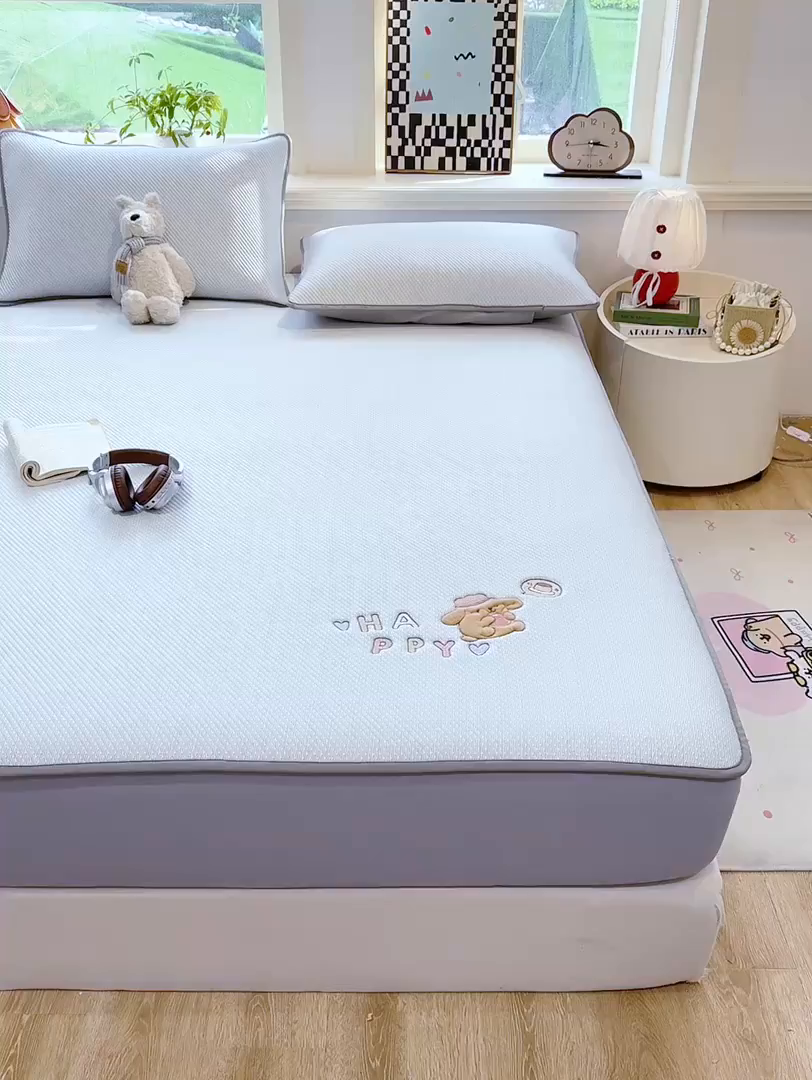 91家纺网 家纺一手货源 找家纺 耐思家纺 2026新款A类复合三明治PE凉感卡通刺绣Happy熊-床笠款 Happy熊-蓝色