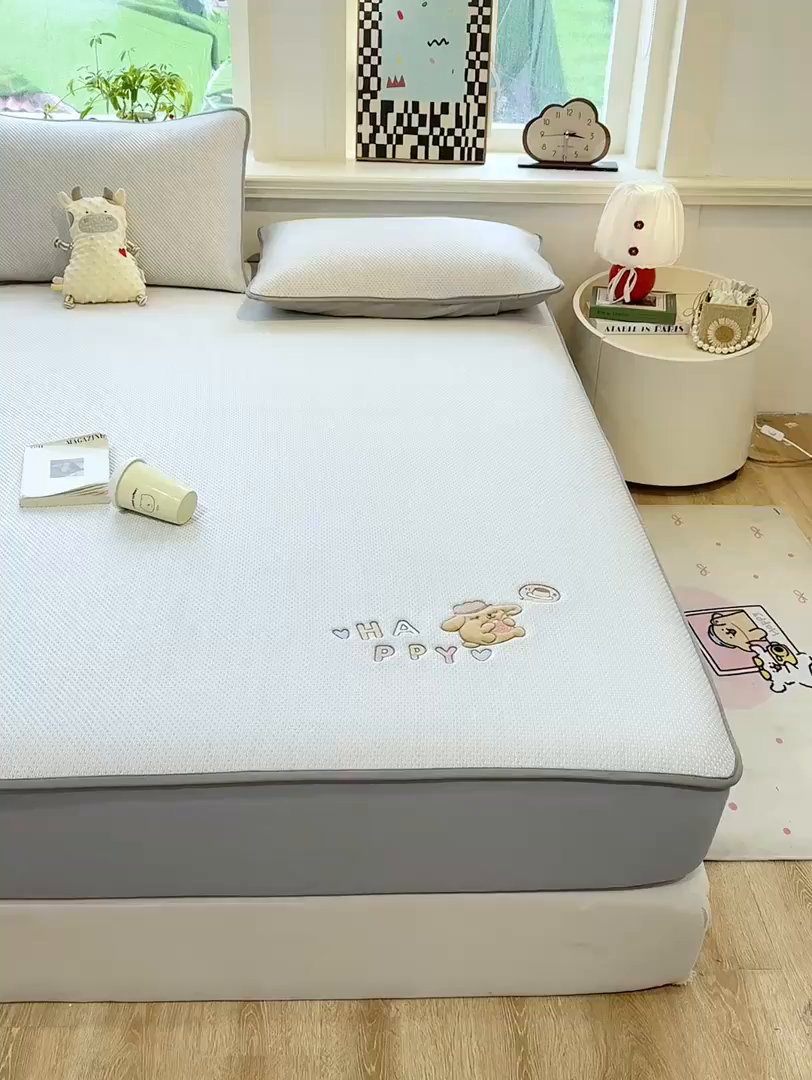 91家纺网 家纺一手货源 找家纺 耐思家纺 2026新款A类复合三明治PE凉感卡通刺绣Happy熊-床笠款 Happy熊-米色