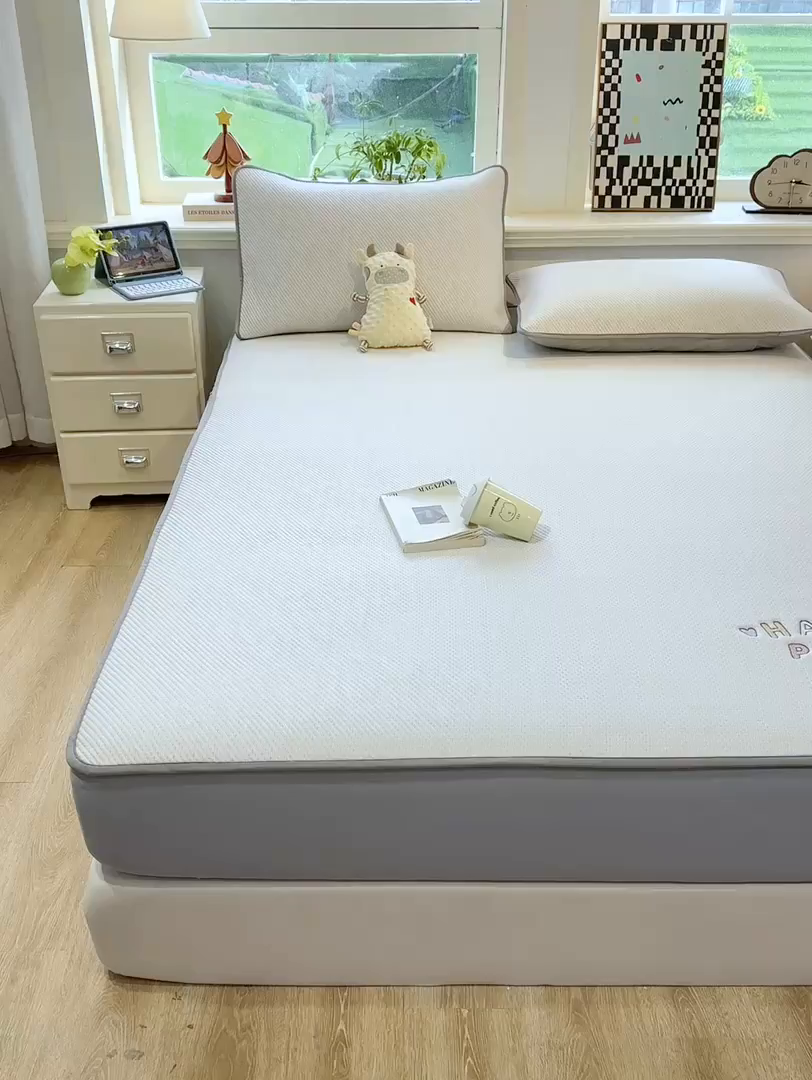 91家纺网 家纺一手货源 找家纺 耐思家纺 2026新款A类复合三明治PE凉感卡通刺绣Happy熊-床笠款 Happy熊-灰色