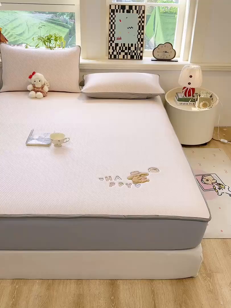 91家纺网 家纺一手货源 找家纺 （总）耐思家纺 2026新款A类复合三明治PE凉感卡通刺绣Happy熊-床笠款