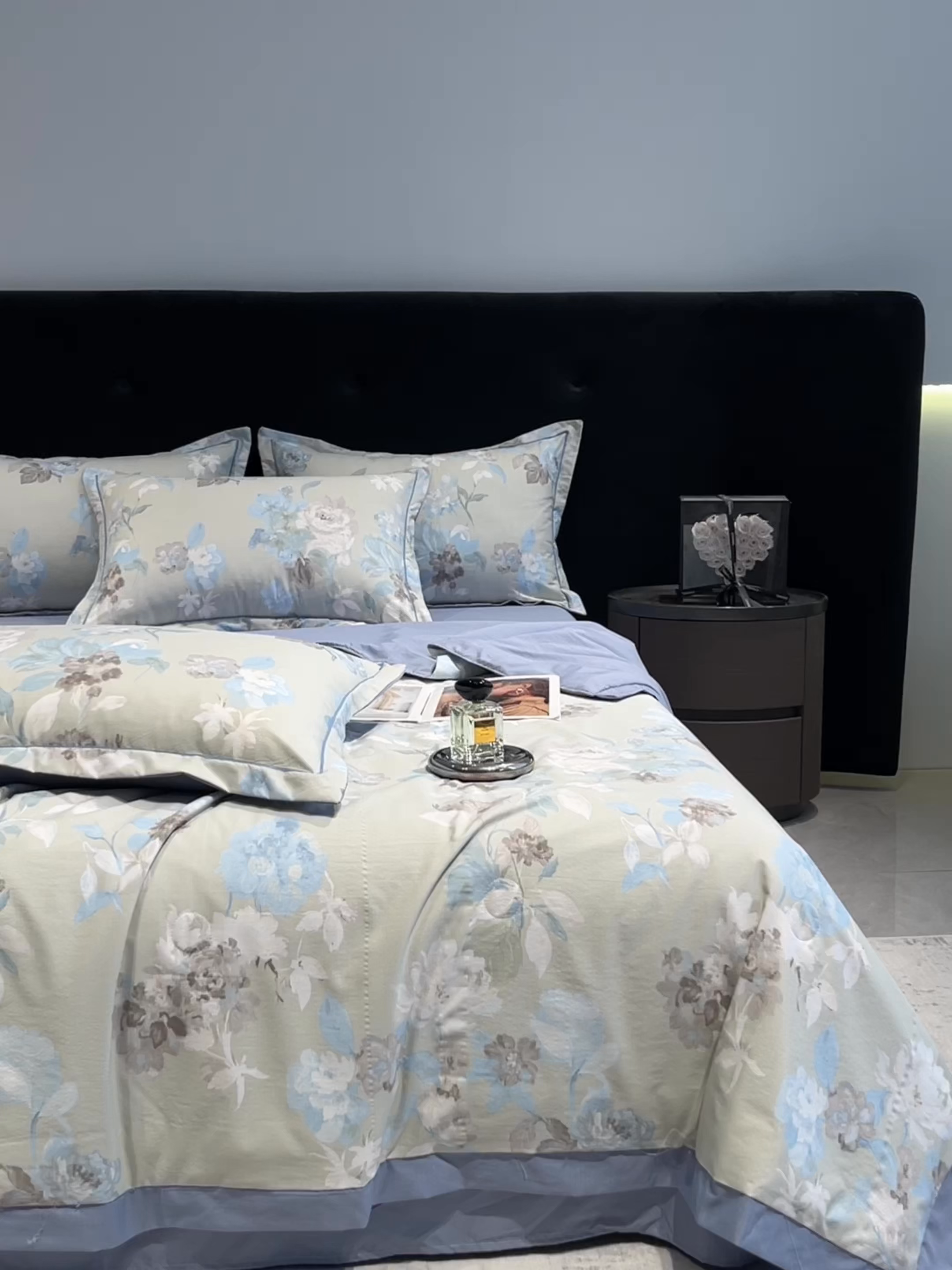 91家纺网 家纺一手货源 找家纺 金梦拉家纺 2026新款凉感天丝竹节纱大宽边一字绣夏被空调被夏凉被四件套 青棠绿