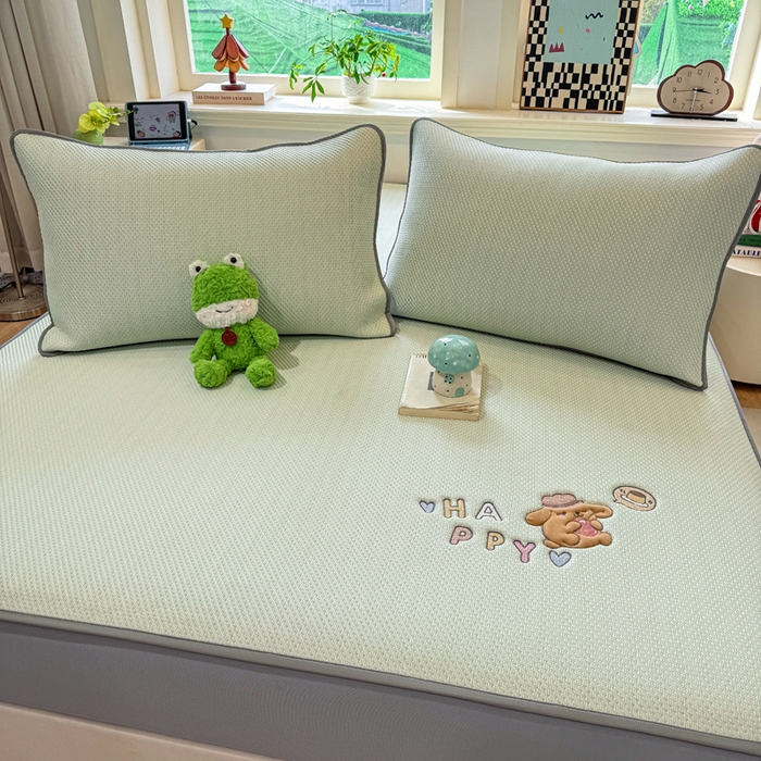 91家纺网 家纺一手货源 找家纺 耐思家纺 2026新款A类复合三明治PE凉感卡通刺绣Happy熊-床笠款 Happy熊-绿色