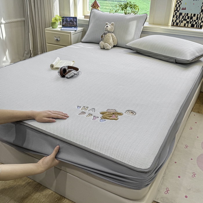 91家纺网 家纺一手货源 找家纺 耐思家纺 2026新款A类复合三明治PE凉感卡通刺绣Happy熊-床笠款 Happy熊-灰色